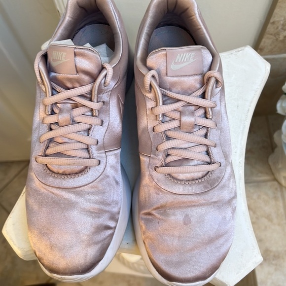 NIKE TANJUN PINK SATIN RUNNING SNEAKER - Picture 14 of 17